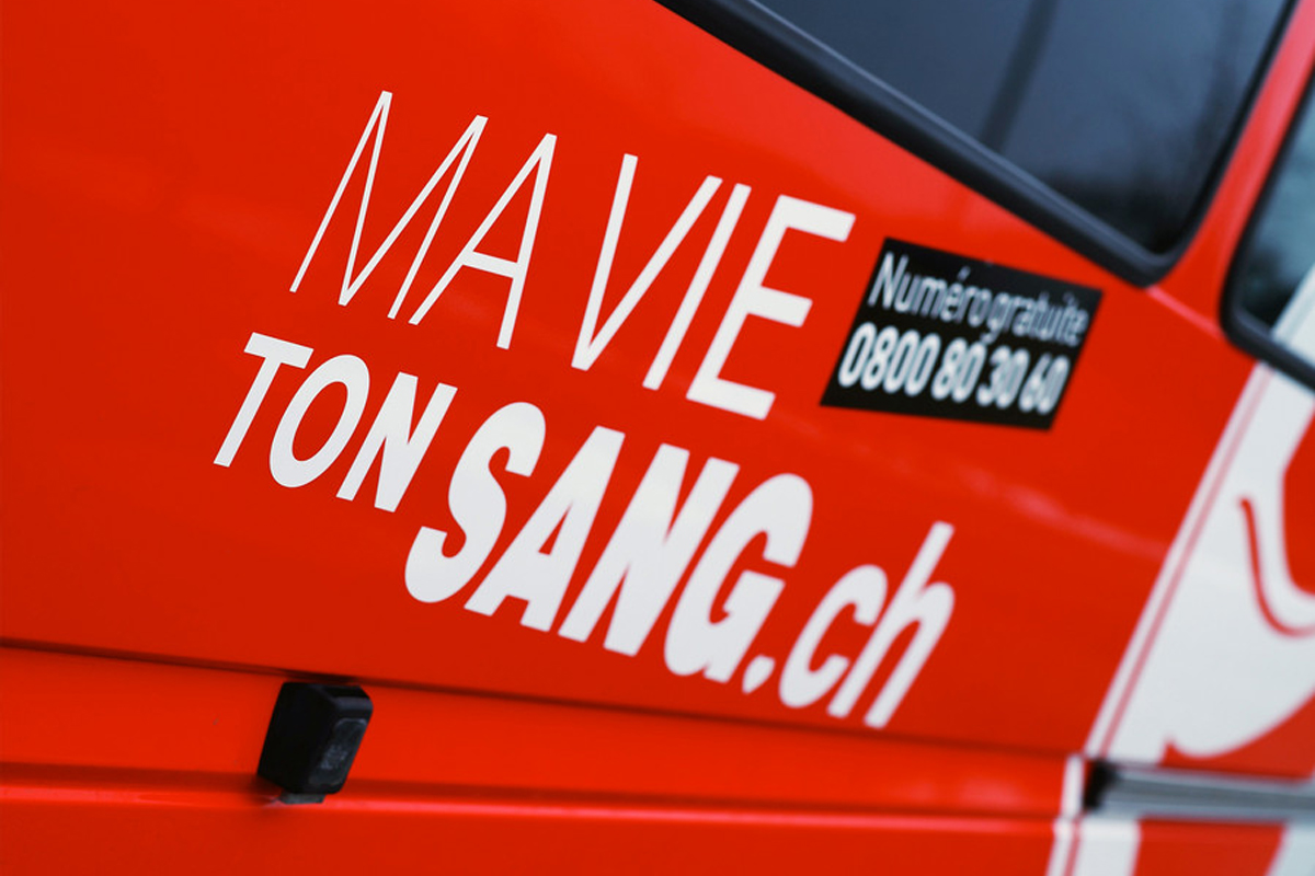 Detail Fahrzeugbeschriftung Spenderkommunikation französisch, Blutspendedienst SRK Bern AG